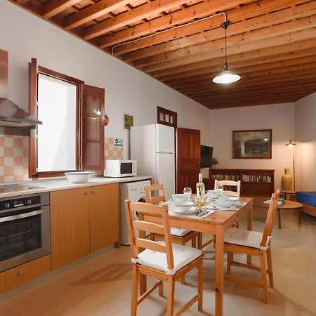 Ξενοδοχείο με διαμερίσματα Thea And 4*