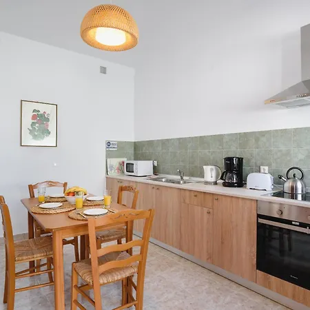 Ξενοδοχείο με διαμερίσματα Thea And