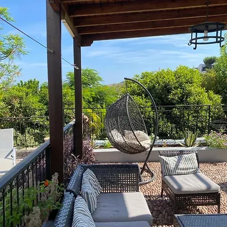 Ξενοδοχείο με διαμερίσματα Thea And