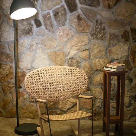 Ξενοδοχείο με διαμερίσματα Thea And 4*