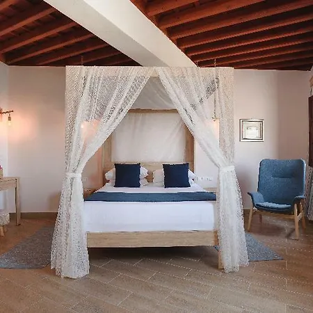 Ξενοδοχείο με διαμερίσματα Thea And 4*